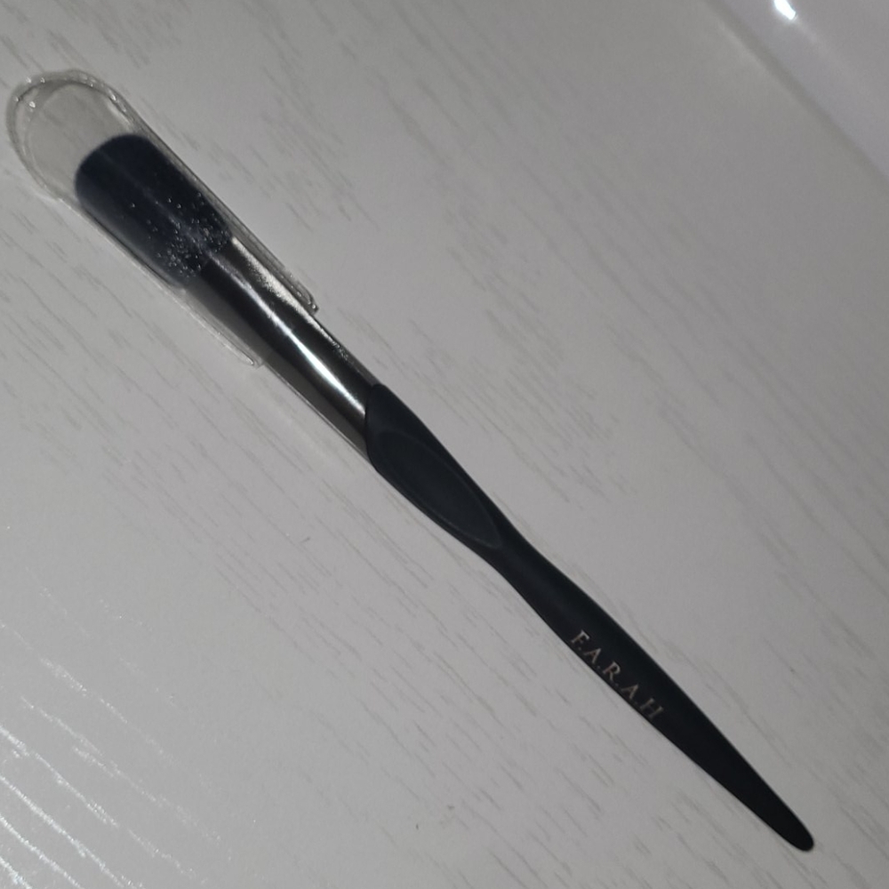 F.A.R.A.H: Make-up Brush Contour 218M
